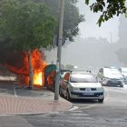 Incendio en contenedores de la Avenida de Montserrat que afectó a un vehículo estacionado.