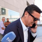Javier Aureliano García, abandonando los juzgados de Almería tras comparecer por el Caso Mascarillas.