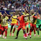 Cipenga celebrando con sus compañeros la clasificación.