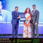 María Sáez, esposa de Joaquín Amérigo, subió al escenario para recoger la placa de todo el balonmano andaluz.