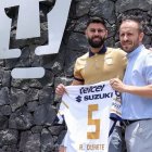 Rubén Duarte con Juanlu en la presentación como jugador de Pumas.
