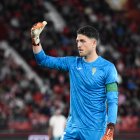 El capitán del Córdoba saludando a los aficionados en el Mediterráneo.