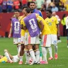 Luis Suárez consolando a sus compañeros tras caer eliminados.