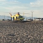 El helicóptero, tras aterrizar en la playa.