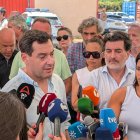 Juanma Moreno atiende a los medios de comunicación.