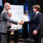 Carlos Amat recibiendo la beca de Fundación La Caixa de manos de Felipe VI.