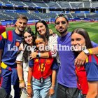 Esta foto es un tesoro: Álex Baena con su familia después del partido ante Francia.