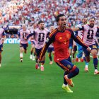 Fiesta total en New York con Ferrán Torres celebrando el gol de la Selección Española ante Argentina.
