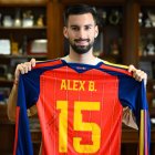 Álex Baena posa para LA VOZ con la camiseta de España.