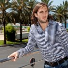 Luis Zubeldia asomado al balcón de la piscina del Gran Hotel Almería.