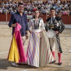 Entrega del capote jarapa a Jesús de Almería en Campohermoso.