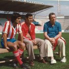 Garay, Echave y Maguregui sentados en el banquillo en el césped del Franco Navarro.