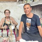 Loli García pintando en su taller de alfarería de Níjar, enseñando sus trabajos al periodista Antonio Hermosa.