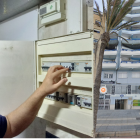 Vecinos de El Zapillo, al límite por los cortes diarios de luz: "Cada día sacan gente atrapada de los ascensores"