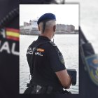 Miguel Cazorla, el piloto del primer dron de la Policía Nacional de Almería volando en el puerto.