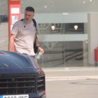 García Pimienta en la salida del equipo del estadio rumbo al aeropuerto de Almería.