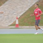 García Pimienta recibe a Lelo en el campo Anexo del estadio.