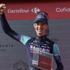El ganador Jakob Omrzel, del equipo Bahrain, en el podio de Calar Alto con el logo de Costa de Almería detrás.