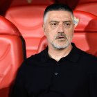 El entrenador del Almería en el banquillo del Estadio Mediterráneo.