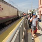 Pasajeros bajando del Intercity 00276 en Huércal-Viator después de un largo viaje que se demoró 40 minutos más de lo previsto.