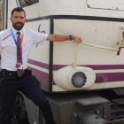 José Carlos Romero, maquinista que llevó el último Intercity Talgo Almería-Madrid, junto a las locomotoras diésel 334.