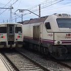 Las locomotoras 334.009.8 y 334.015.5 por vía 2 para colocarse en cabeza de último Talgo Almería-Madrid.