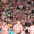 Bufandas arriba para cantar el himno de la UDA cuando saltó el equipo para enfrentarse al Cádiz el pasado domingo.