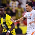 Dion Lopy (Al Ittihad), y Lázaro Vinicius (Al Faya), en el choque que terminó con victoria para los locales por 2-1 en la Saudi Pro League.