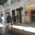Los Bomberos de Almería, accediendo al portal del edificio en el que se había declarado el incendio.
