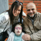 Rosario Ruiz y Juanfra López, con su hija Amaia