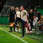 El entrenador del Almería asistía a una primera mitad mejorable.