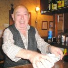 Paco con su eterna sonrisa siempre feliz entre sus clientes