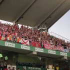 Los seguidores del Almería celebrando la victoria de su equipo en El Arcángel.