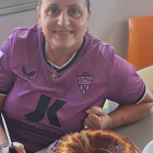 Susana Fernández preparada para endulzar el viaje de los peñistas a Córdoba.