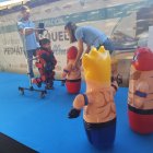Diego, vestido de Spiderman, combate a los “malos” mientras avanza con el exoesqueleto por el escenario.