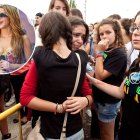 Shakira, en una imagen actual, y la decepción entre sus seguidores almerienses tras la cancelación de su concierto el 1 de junio de 2011.