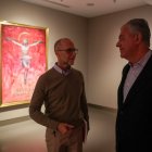 Antoine Cas, junto al alcalde de Sevilla, y el cartel de la Semana Santa que hizo para la capital hispalense este 2026.