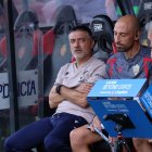 Xavi García Pimienta, en el banquillo del Estadio de Son Moix.
