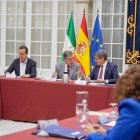 Lorenzo del Río, presidente del TSJA y Pedro Fernández, delegado del Gobierno de España en Andalucía intercambian opiniones en el MECO.