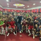 El presidente del Almería liderando la fiesta en el vestuario.