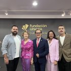 A los laterales, los periodistas galardonados Nacho Calle y Sergio Sangiao, la escritora Asunción Valdés, José Manuel Bretones, presidente de la Asociación de la Prensa de Almería y Rosalía Mayor, miembro del jurado