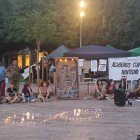 El homenaje  a Maricarmen celebrado en la plaza Emilio Pérez, contó con un minuto de silencio, velas y actuaciones musicales.