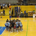 Los jugadores y el staff hacen piña tras golear a Xota.