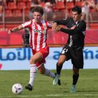 Stefan Dzodic llevándose la pelota con autoridad ante Álvaro Morata en el partido Almería 3-0 Leganés.