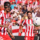 Chumi, con contrato hasta 2028, ha pasado de ser el último a central a liderar la defensa rojiblanca.