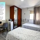 Foto de una de las habitaciones acompañada de una imagen del texto.