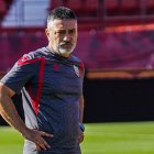 El entrenador de la UDA, concentrado para el partido del sábado donde defienden la primera plaza de Segunda en San Sebastián.