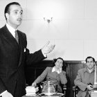 El profesor Arturo Medina en una charla del ciclo ‘El miércoles del estudiante’ en 1951. Al fondo, la profesora Celia Viñas y el director del instituto, Francisco Saiz Sanz.