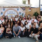 Los 'photocall' han llamado la atención de numerosos grupos de vecinos para inmortalizar su paso por la feria.