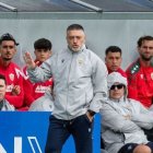El entrenador del Almería dando instrucciones desde la banda de Zubieta.